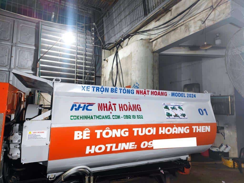 Máy trộn bê tông tự cấp liệu Nhật HoàngModel 2024, công nghệ mới, hiệu quả cao, phù hợp thi công xây dựng, dịch vụ trộn bê tông tươi nhanh chóng, chất lượng.