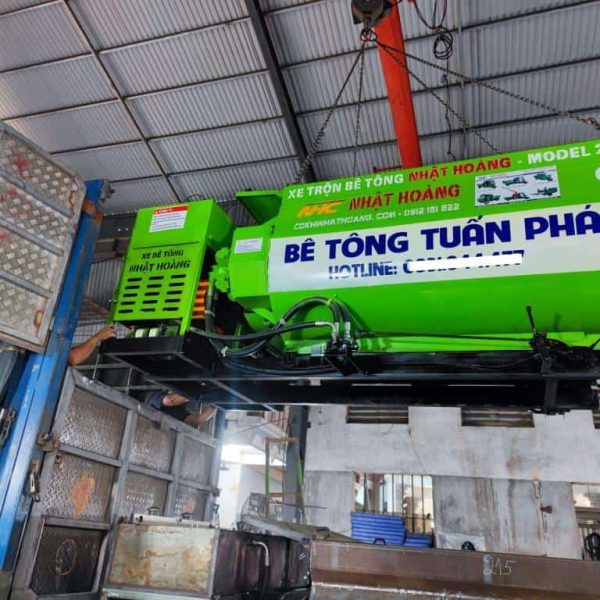 Xe trộn bê tông tự tải Nhật Hoàng Model 2024, máy trộn bê tông di động cho công trường xây dựng, thiết bị trộn bê tông chuyên nghiệp cao cấp, giá tốt tại Cokhinhathoang.com.