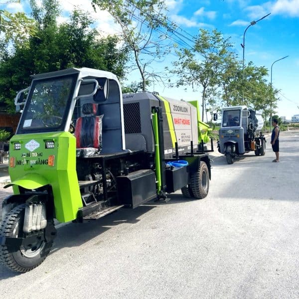 Xe tự hành rải xi măng giống xe ba gương, thiết bị chuyên dụng cho xây dựng đường nội bộ, phù hợp với các công trình dân dụng và công nghiệp tại Việt Nam.
