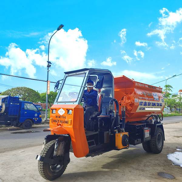 Xe trộn bê tông di động, xe trộn bê tông mini, phục vụ xây dựng tại Đồng Nai. Thiết bị tiên tiến, vận hành dễ dàng, phù hợp cho các dự án xây dựng nhỏ và trung bình, đảm bảo chất lượng và tiến độ công trình.