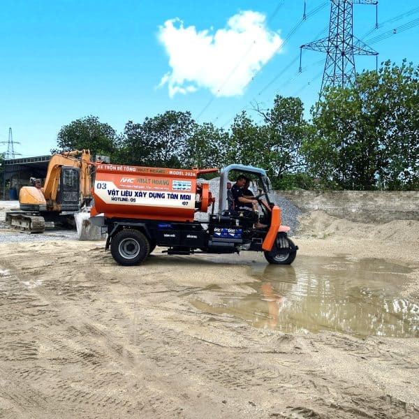 Xe trộn bê tông di động của Công ty Cokhinhathoang.com phục vụ xây dựng công trình tại Tân Mai, phù hợp cho các dự án yêu cầu trộn bê tông chất lượng cao, tiện lợi và hiệu quả cao trong thi công.