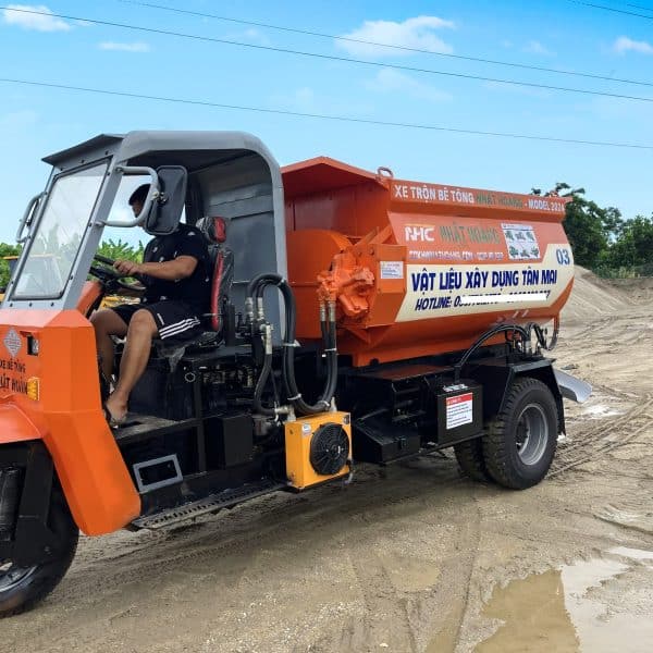 Xe trộn bê tông tự hành Nhật Hoàng MODEL 2024, sử dụng vật liệu xây dựng Tân Mãi, chuyên dùng để vận chuyển bê tông chất lượng cao trên công trường xây dựng.