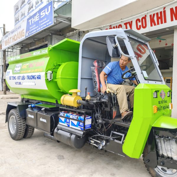 Xe quét rác tự hành nhỏ gọn, thân thiện môi trường, phù hợp với các khu vực đô thị, mang lại hiệu quả cao trong vệ sinh đường phố và giữ gìn vệ sinh công cộng.