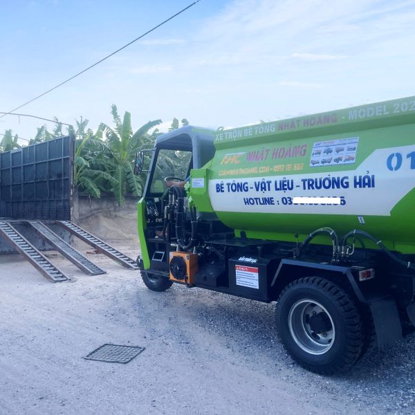 Xích lòng bê tông mini đồ sở cục, bê tông phào sàng, xe trộn bê tông mini cho công trình xây dựng, giao hàng bê tông tươi nhanh nhẹ, di chuyển dễ dàng, chất lượng cao.