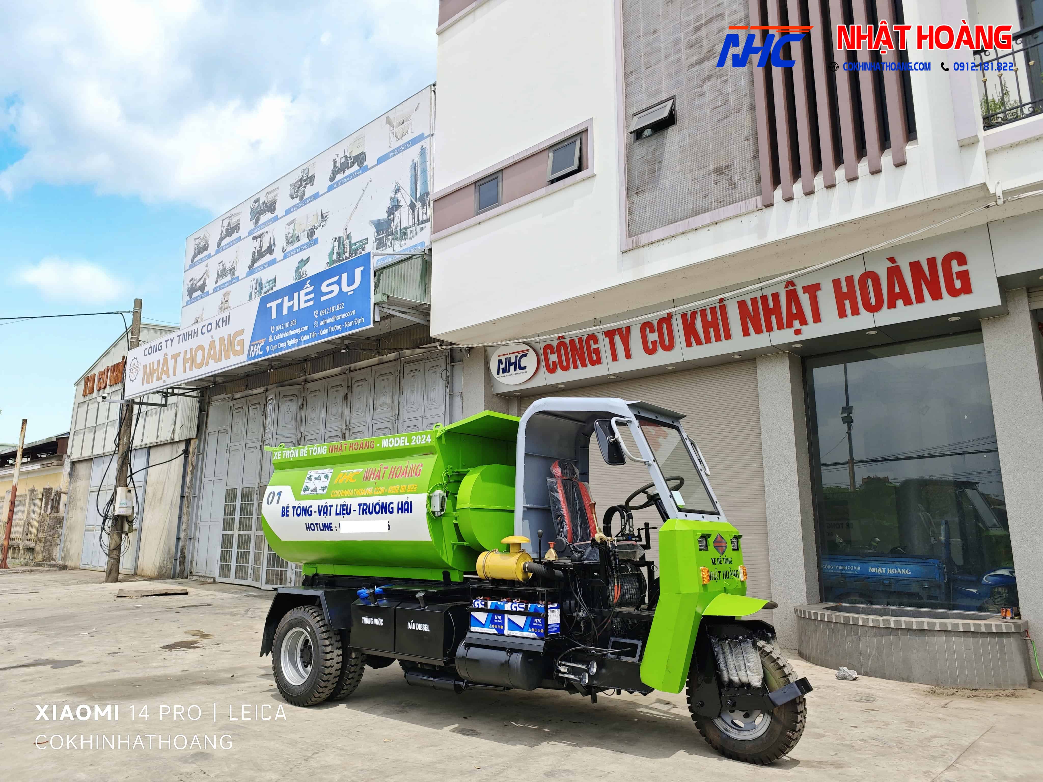 Xe trộn bê tông tự đổ model 2024 của Cokhinhathoang, thiết kế nhỏ gọn, động cơ dầu Diesel, phù hợp thi công bê tông, vật liệu xây dựng, trương hải, giao thông.