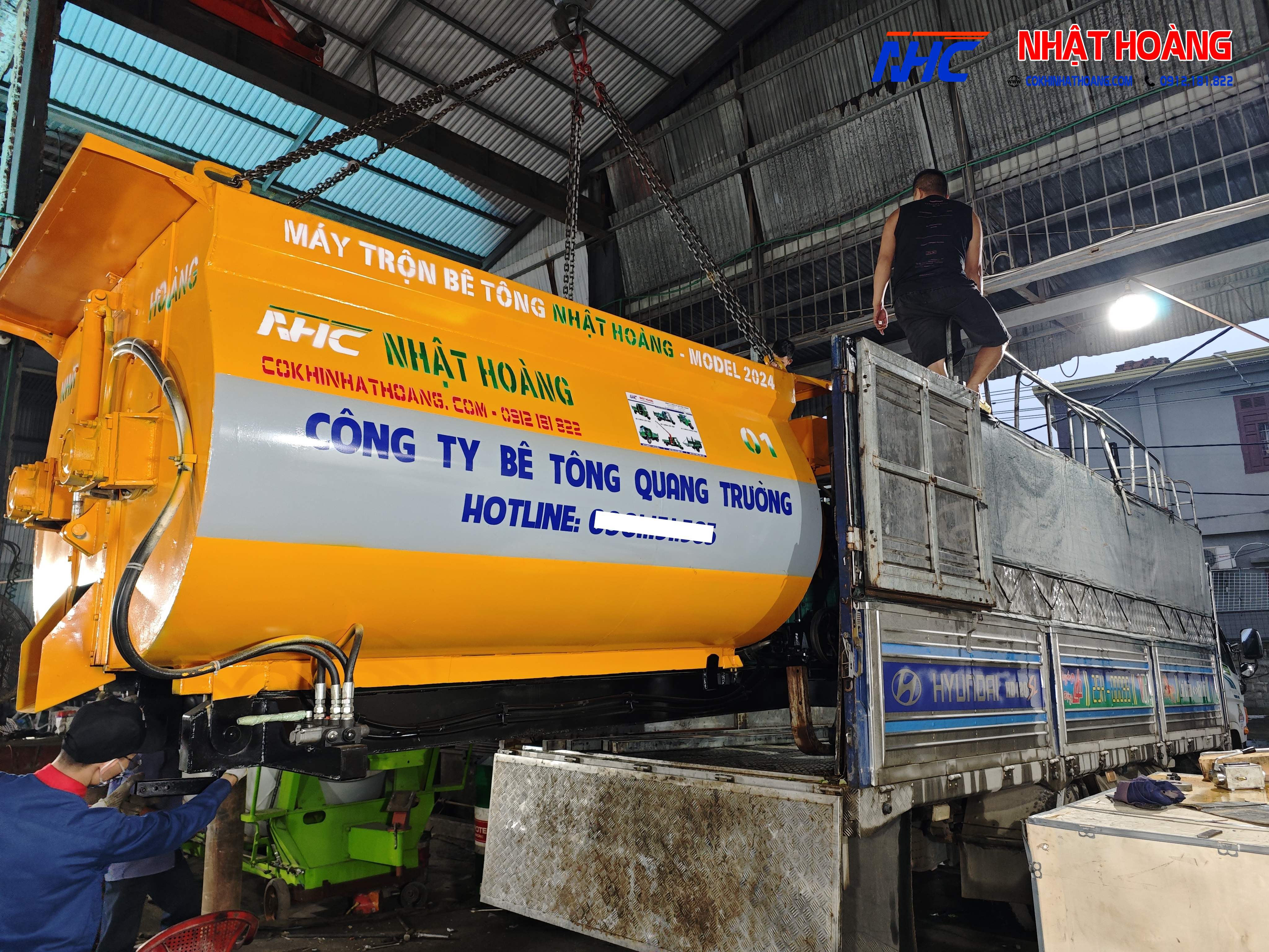 Bồn Trộn Bê Tông 4 Khối Có Động Cơ Diesel 4105 Tubor Lắp Xe Tải Cực Dễ