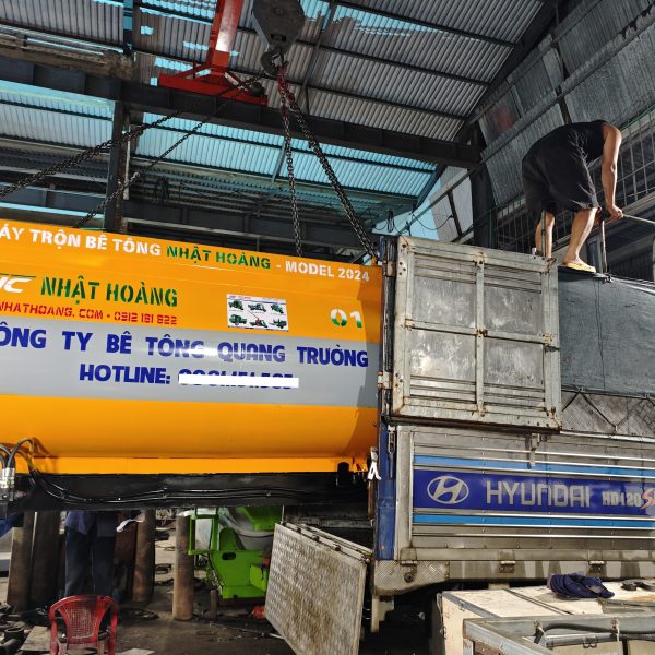 Cơ Khí Nhật Hoàng Alternative view of Bồn Trộn Bê Tông 4 Khối Có Động Cơ Diesel 4105 Tubor Lắp Xe Tải Cực Dễ