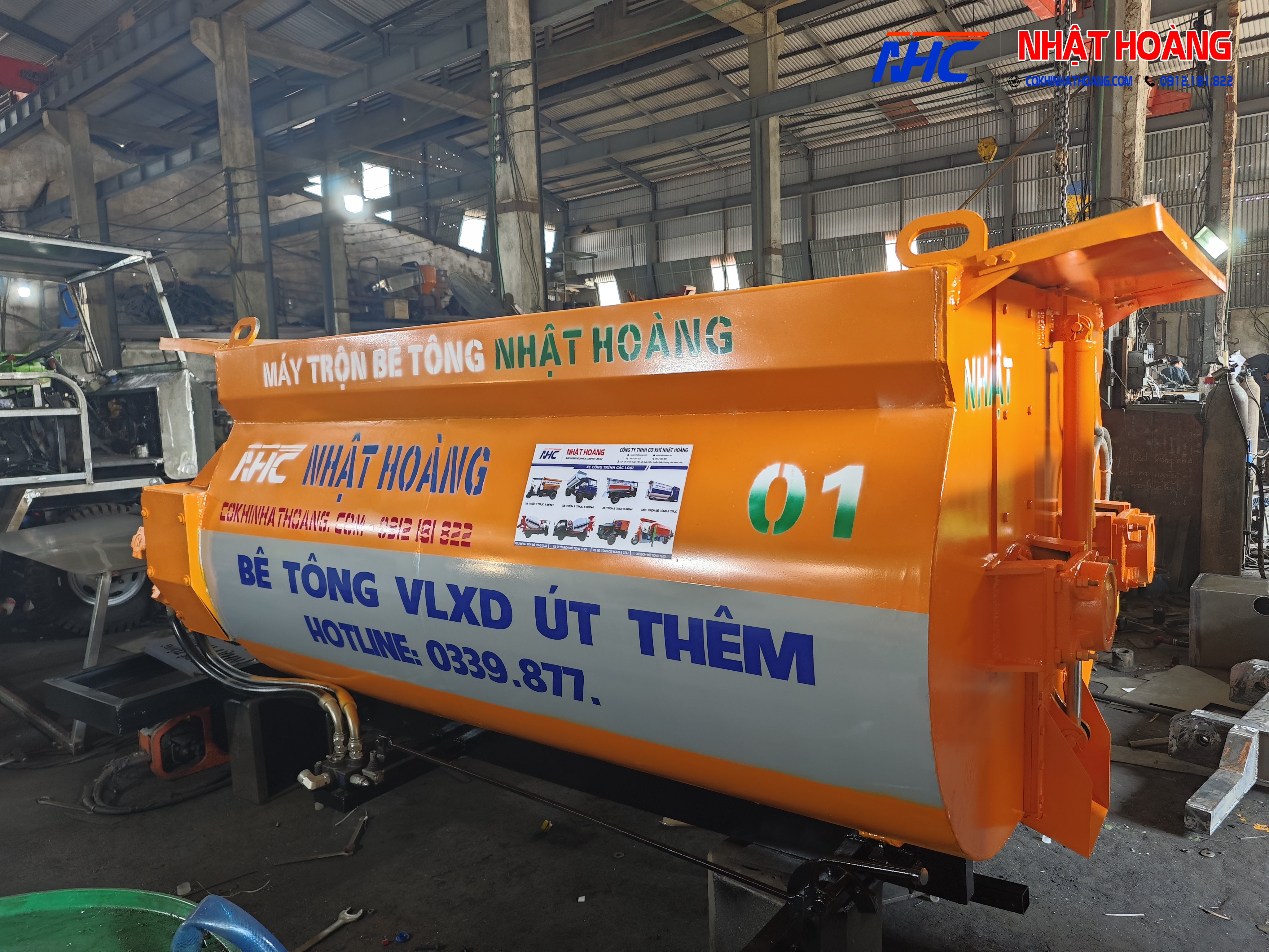 Máy Trộn Bê Tông 3 Khối 2 Trục Ngang Lắp Động Cơ Bánh Xích Cho Anh Trai Miền Tây