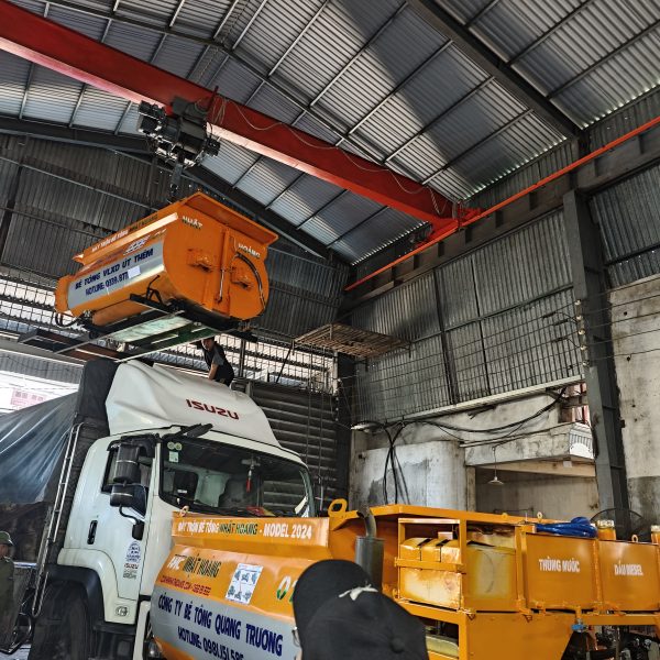Cơ Khí Nhật Hoàng Alternative view of Máy Trộn Bê Tông 3 Khối 2 Trục Ngang Lắp Động Cơ Bánh Xích Cho Anh Trai Miền Tây