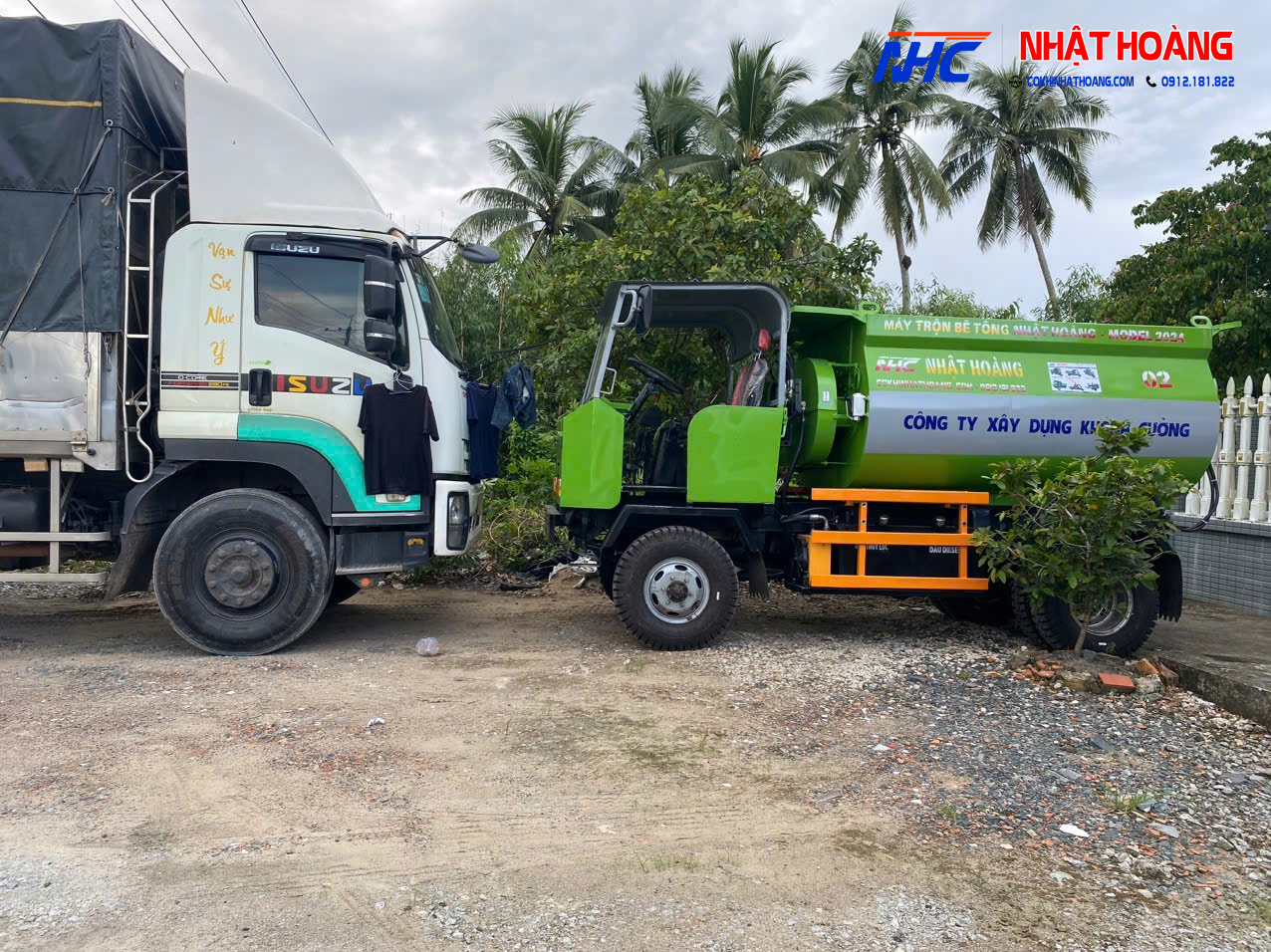 Xe Trộn Bê Tông 2 Trục Nằm Ngang 4 Khối 2 Cầu Bàn Giao Tại Hậu Giang